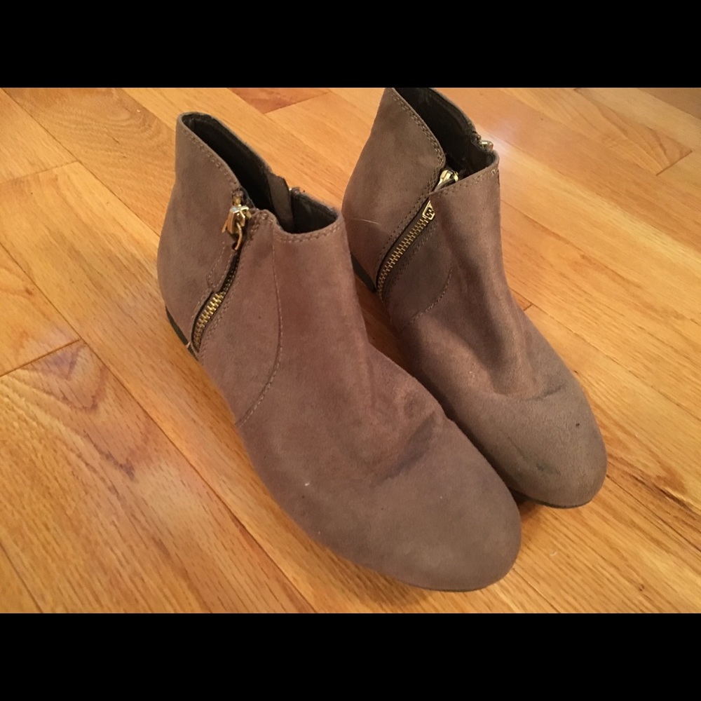 American Eagle brown booties